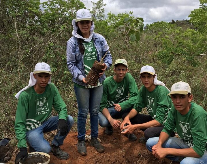 Turma do Jovem Aprendiz participa de dia de plantio de árvores nativas em reserva legal do município de Ibicoara