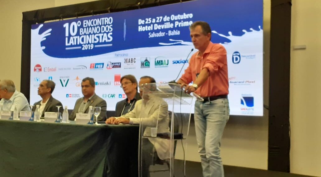 Presidente da Faeb participa da abertura do 10º Encontro Baiano dos Laticinistas, em Salvador.