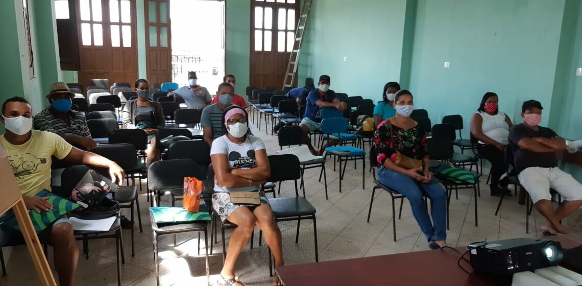 Senar Bahia capacita feirantes para Feira Segura/Viva a Feira em Camamu, Bahia.