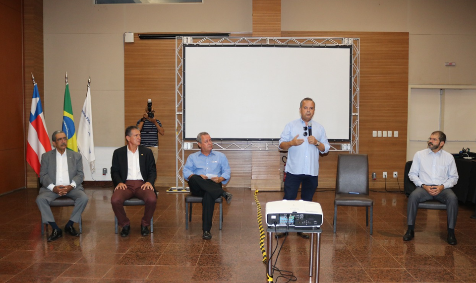 Ao lado de ministro, presidente da Faeb participa do lançamento de linha emergencial de crédito rural