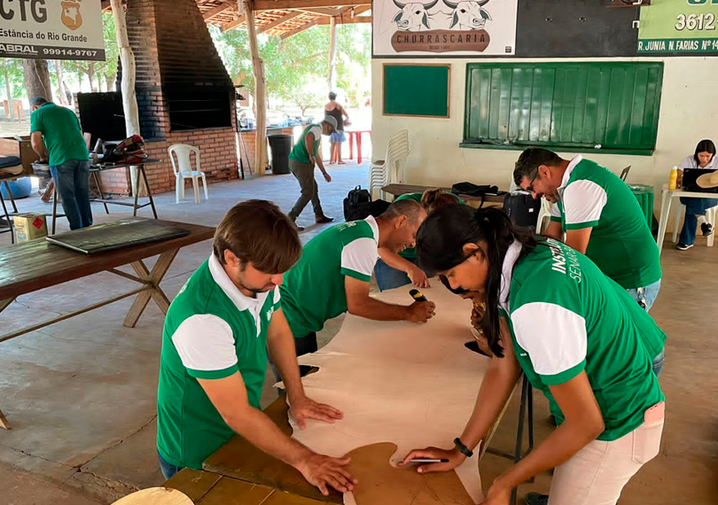 Instrutores do Senar Bahia aprendem a confeccionar selas
