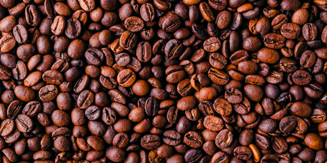 Monitorando oferta, café arábica começa semana com ajustes técnicos em Nova York