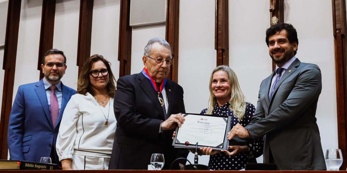 Em sessão especial na Alba, presidente da CNA recebe Comanda 2 de Julho